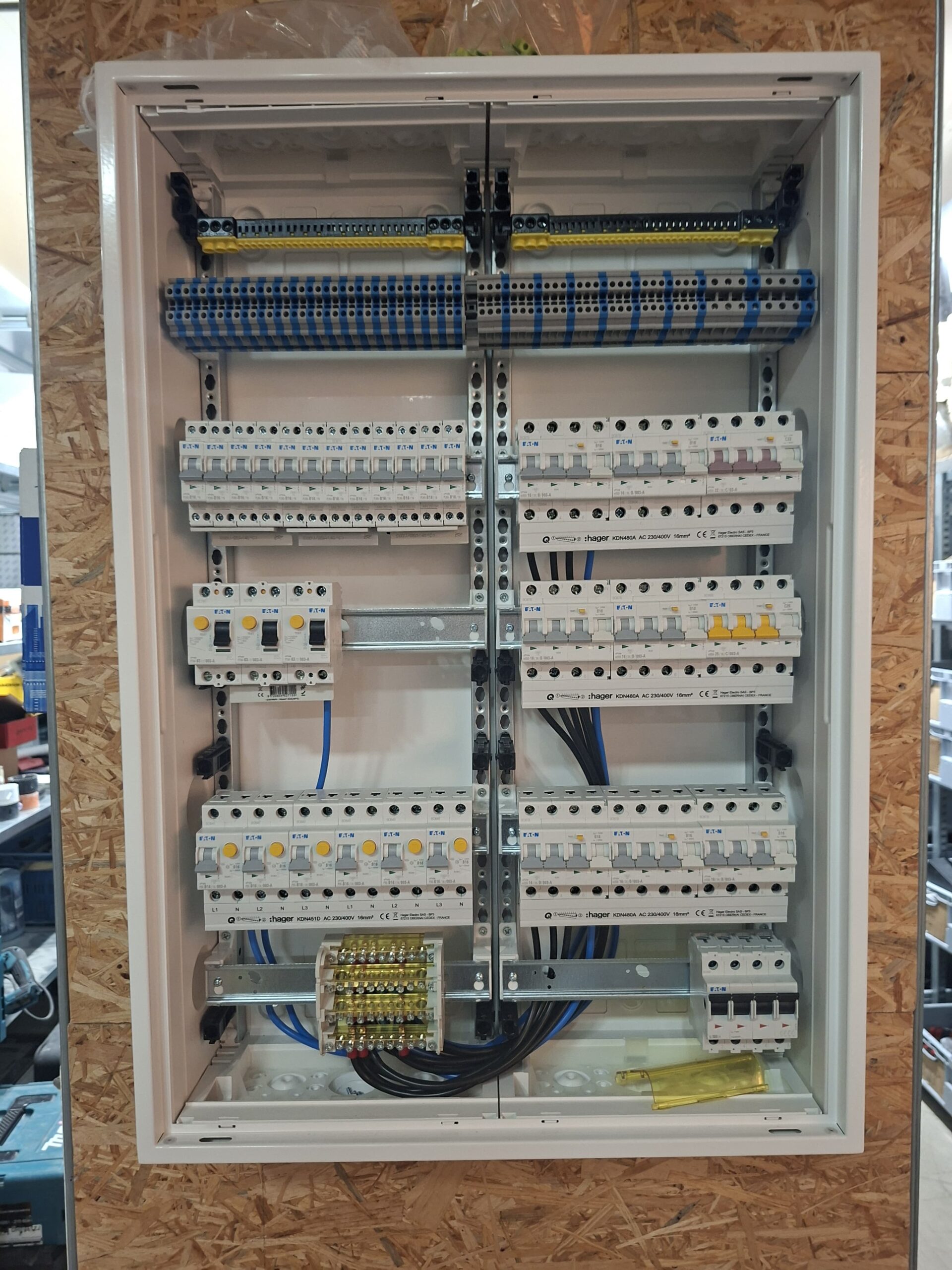 Elektrische verdeelinrichting met groepszekeringen, aardlekschakelaars en klemmenstroken van Eaton en Hager