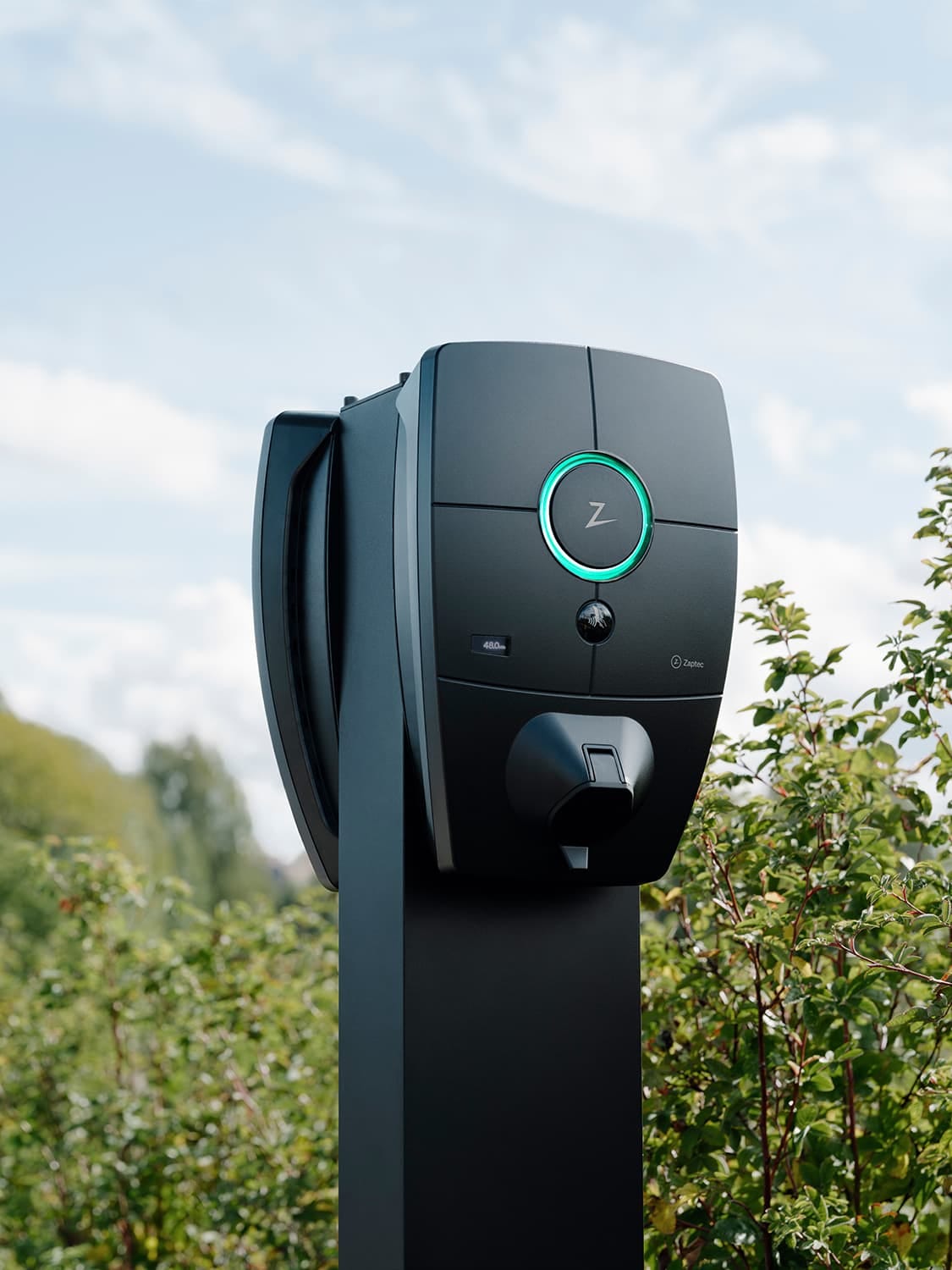 Zaptec Pro laadpaal op een paal buitenshuis, met groen verlichte statusring en geïntegreerde laadkabel
