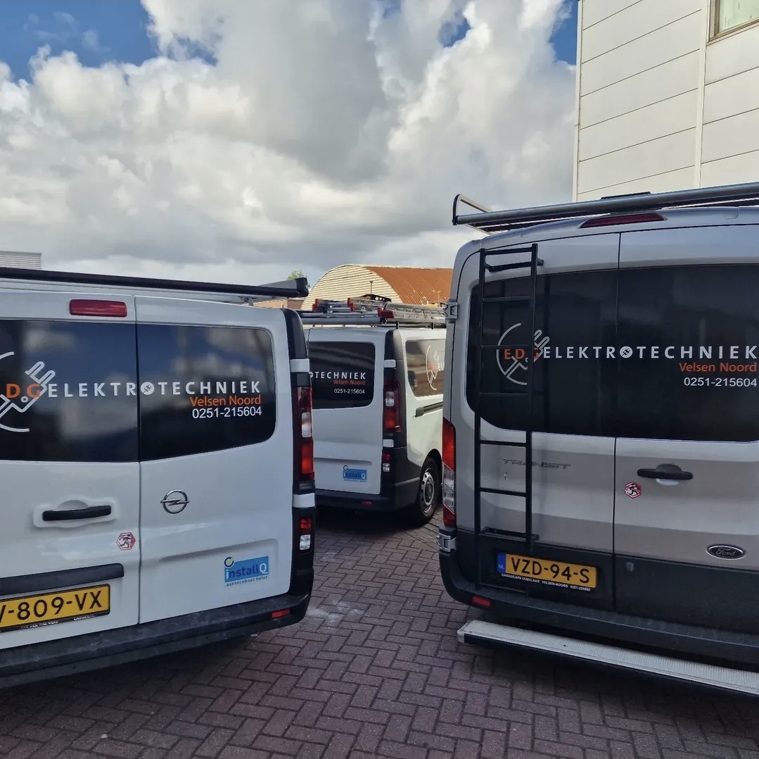Drie bedrijfsbussen van EDG Elektrotechniek Velsen Noord geparkeerd op een parkeerplaats