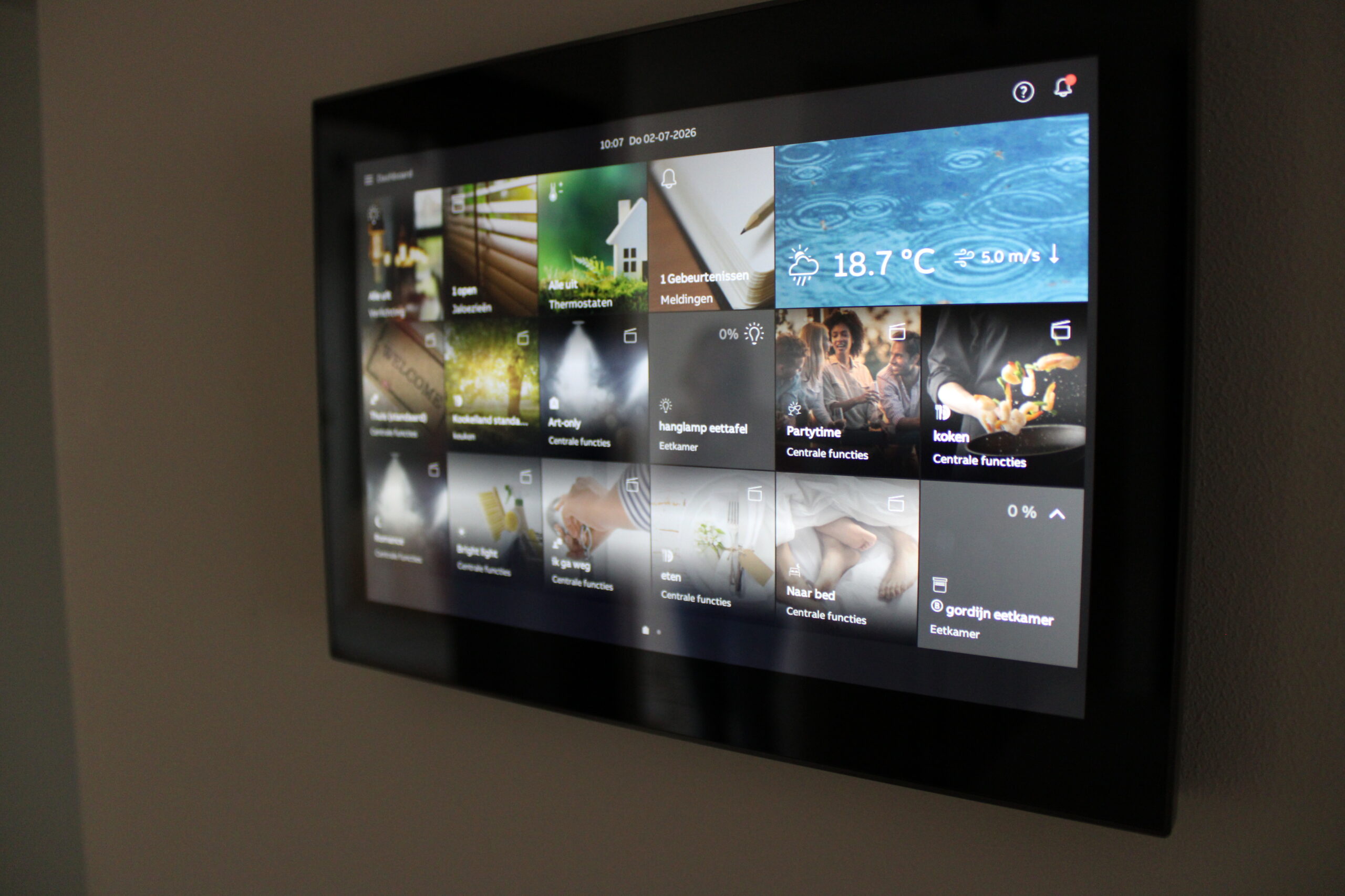 Touchscreen bedieningspaneel voor smarthome aan de muur met tegels voor verlichting, jaloezieën, thermostaten en weersinfo (18,7 °C, 5,0 m/s)